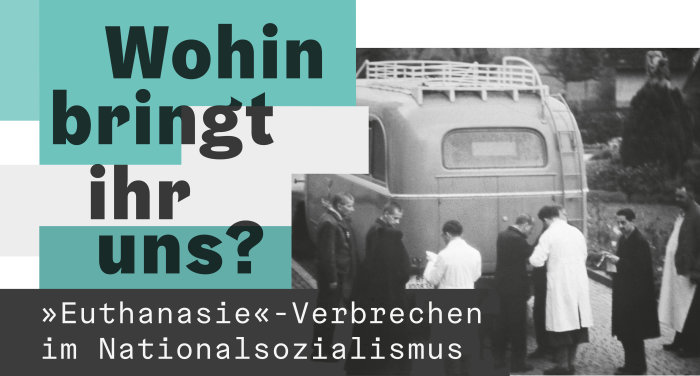 Titelbild der Ausstellung "Wohin bring ihr uns? 'Euthanasie'-Verbrechen im Nationalsozialismus" Ausstellungstitel neben einer alten Fotografie. Abgebildet sind Menschen, die um einen Bus versammelt stehen.
