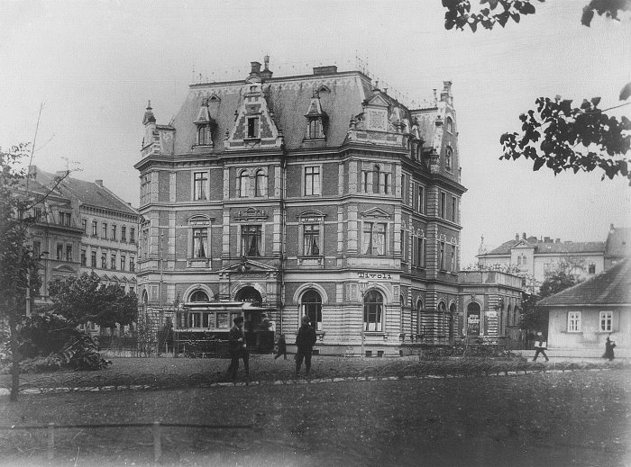 Das Tivoli, politisches und kulturelles Zentrum der Arbeiterbewegung, 1910 Schwarz-Weiß-Fotografie von einem großem Haus