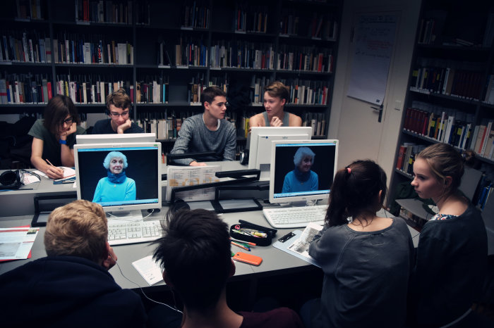 Recherche zu Lebensgeschichten in der Bibliothek des Erinnerungsortes Jugendliche sitzen an Computerarbeitsplätzen