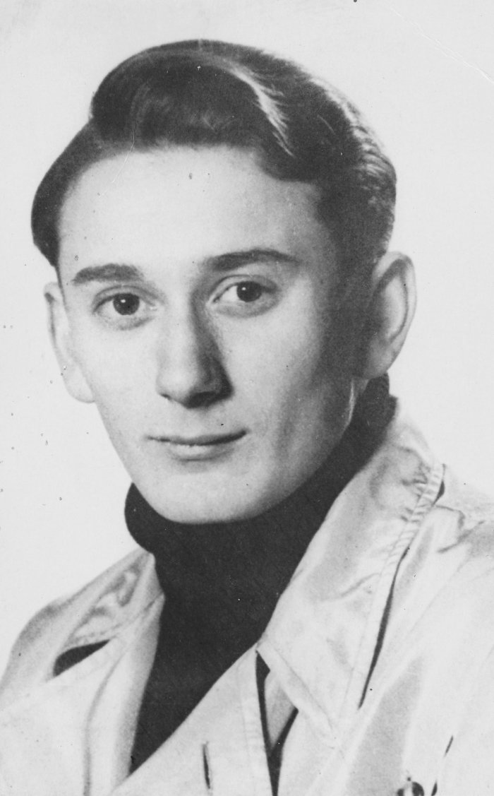 Jochen Bock, 1947 Einzelporträt eines jungen Mannes als Bruststück.Alte und verblichene Schwarz-Weiß-Fotografie.