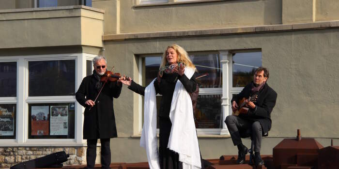Gedenkkonzert von The String Company am 9. November 2022 auf dem Vorplatz des Erinnerungsorts Topf & Söhne
