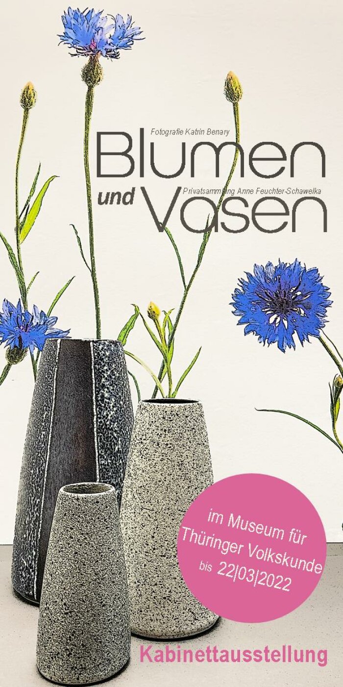 Drei graue Vasen und im Hintergrung blaue Kornblumen mit einer Aufschrift Kabinettausstewllun Blumen und Vasen 