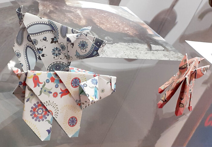 Origami-Workshop im Volkskundemuseum gefaltete Objekte aus bunt bedrucktem Papier