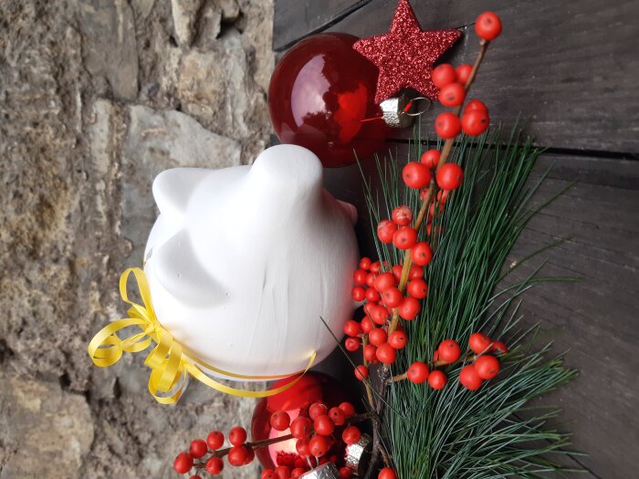 Weihnachtsschwein Porzellanschwein mit gelber Schleife, roten Kugeln, einen Stern und Tannenzweig