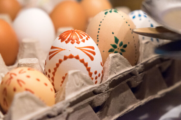 Bemalte Ostereier in Eierverpackung
