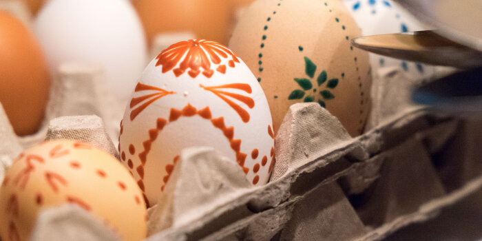 Bemalte Ostereier in Eierverpackung