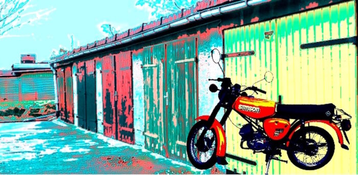Druckwerk Garagenkomplex Buntes Druckwerk mit einem roten Simson Moped vor einem Garagenkomplex mit fünf Garagentoren