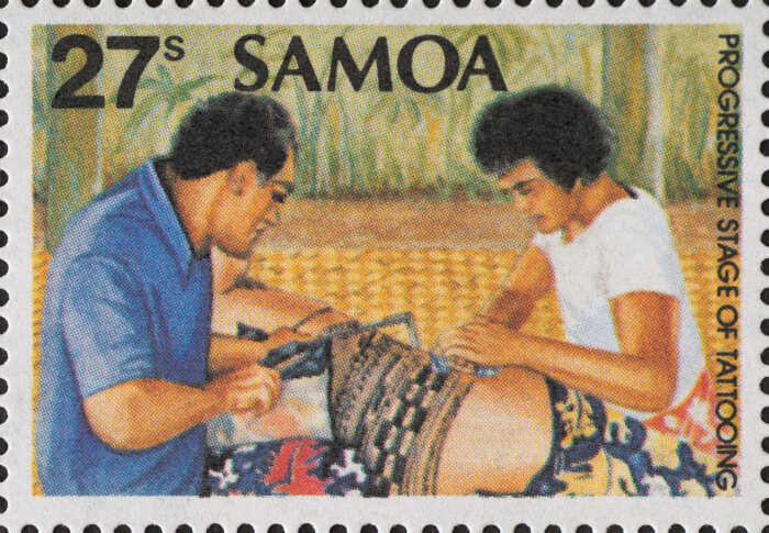 Briefmarke aus der Serie „The Art of Tattooing“ Briefmarke mit Aufschrifft Samao, Motiv ist ein Tätowiervorgang
