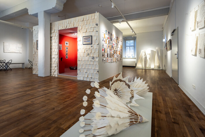 Blick in einen Ausstellungsraum, im Fordergrund drei übergroße stilisierte Federbälle