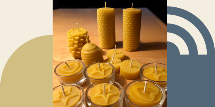 Workshop Märchenhafte Lichter – Kerzenwerkstatt mit Christine Kausch Motiv von Christine Kausch mit vielen Kerzen aus Bienenwachs umrahmt von grafischen Stilelementen
