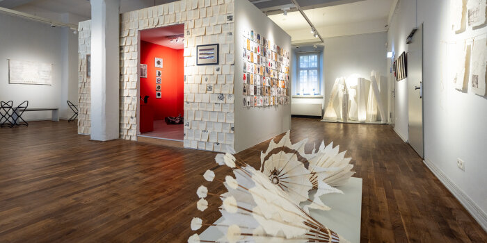 Blick in einen Ausstellungsraum, im Fordergrund drei übergroße stilisierte Federbälle