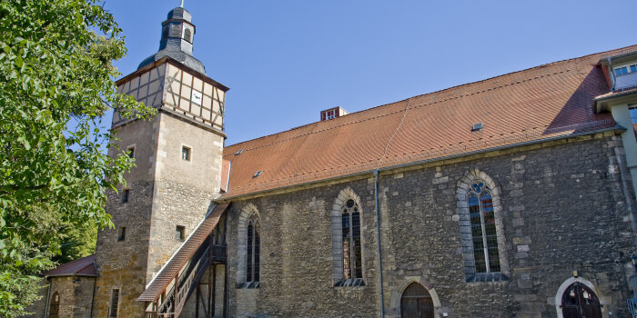 altes Kirchengebäude mit Kirchturm