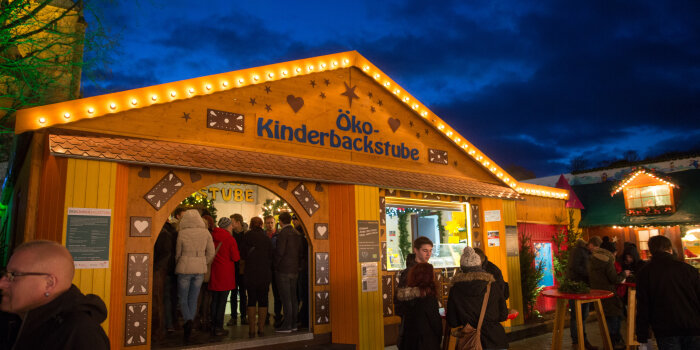 Foto: Öko-Kinderbackstube © Matthias F. Schmidt beleuchtete Markthütte