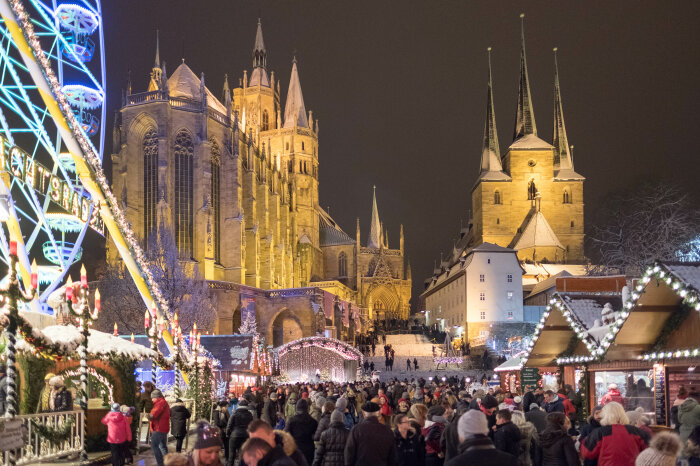 Erfurter Weihnachtsmarkt: Hier ist Stimmung! viele Menschen beim Riesenrad vor Domkulisse