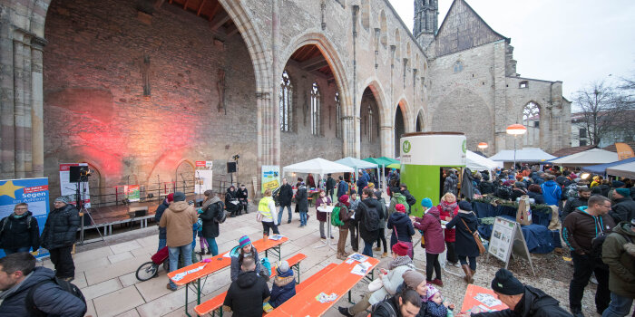 Buden und Stände in einer Kirchenruine