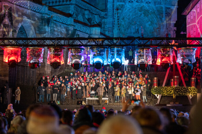 Erfurt singt zur Weihnacht 2022 ein Chor singt auf den Erfurter Domstufen
