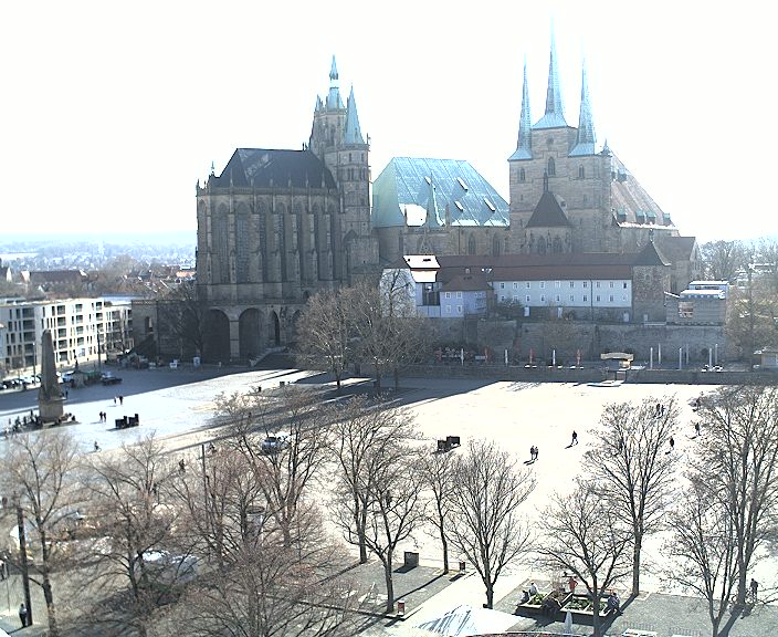 Blick auf den Erfurter Domplatz, im Hintergrund der Dom und die Severikirche